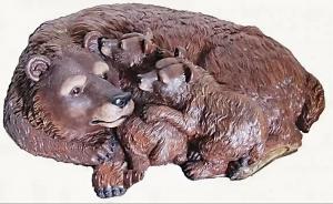 Декоративная крышка на люк Медведица с медвежатами