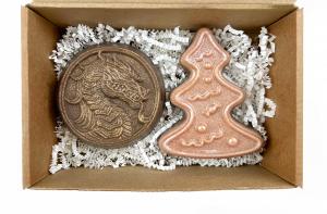 Подарочный набор с символом Нового года 2024 Шоколадный дракон с Елкой 250 гр